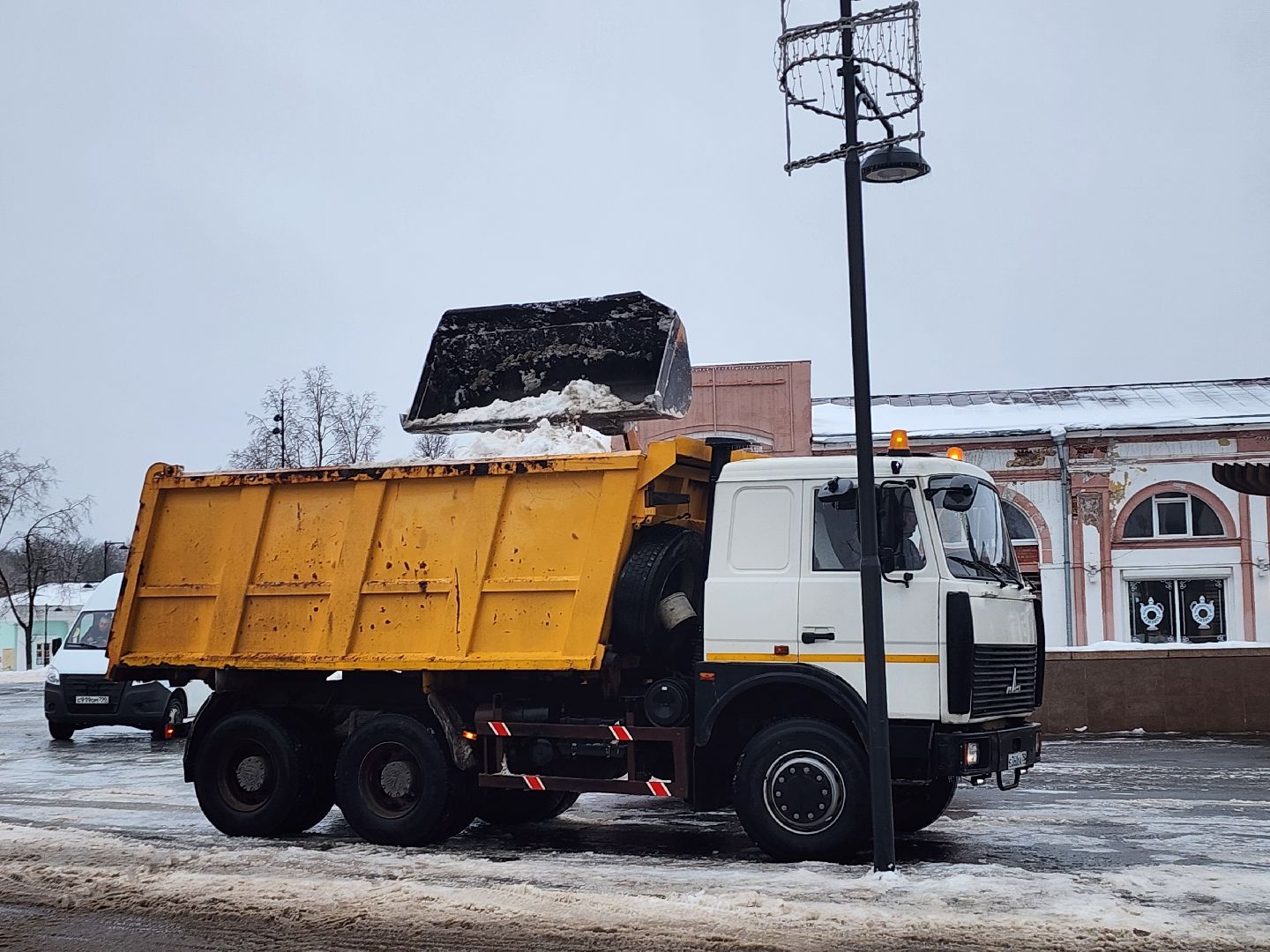 серпухов, подмосковье, площадь ленина, убирают снег,