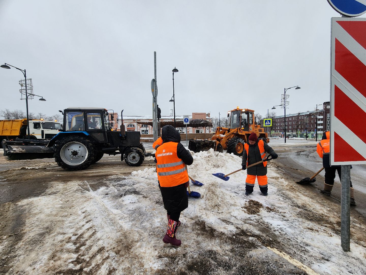 серпухов, подмосковье, площадь ленина, убирают снег,