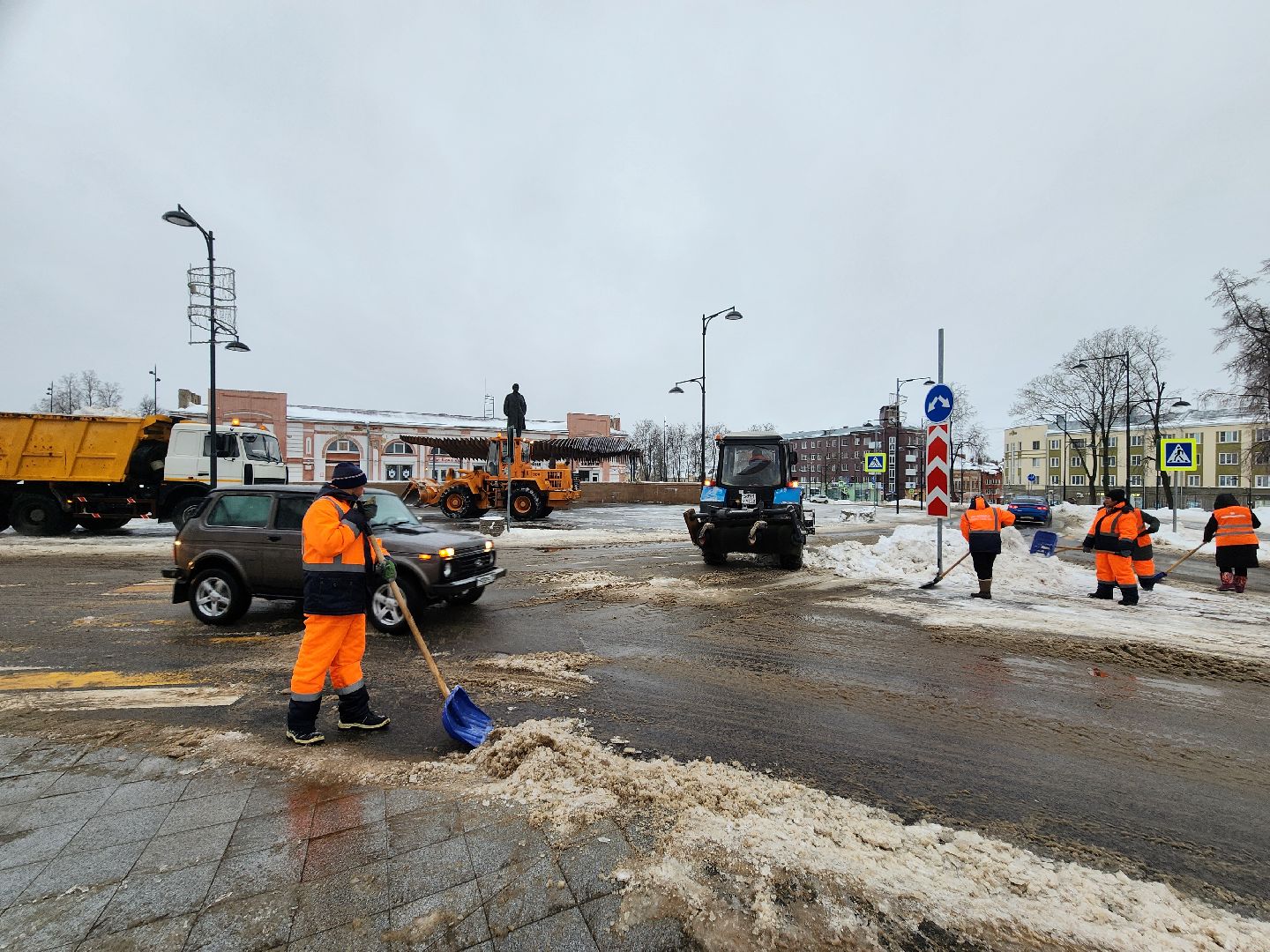 серпухов, подмосковье, площадь ленина, убирают снег,