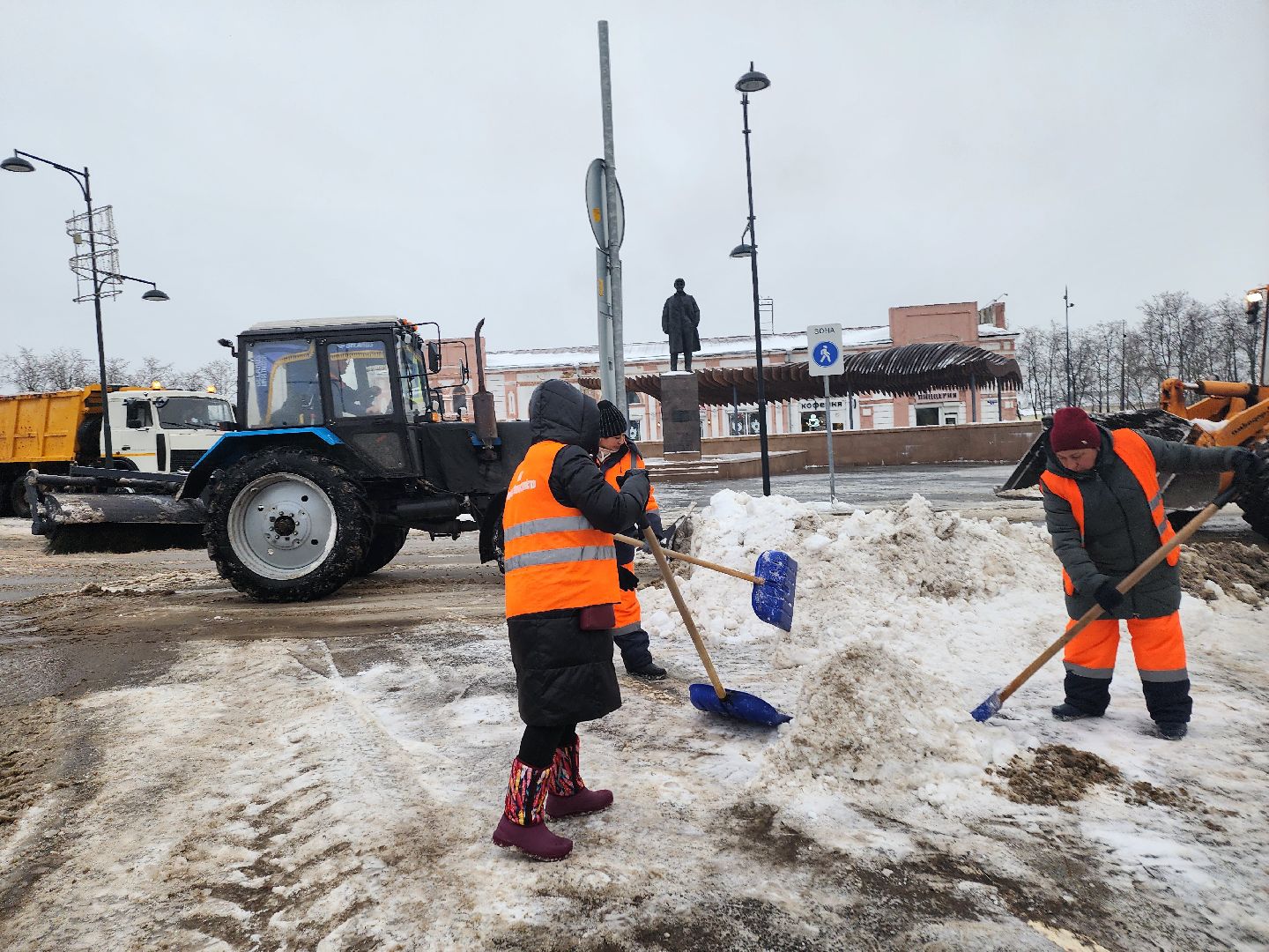 серпухов, подмосковье, площадь ленина, убирают снег,