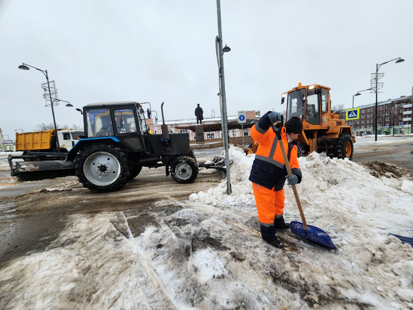 серпухов, подмосковье, площадь ленина, убирают снег,