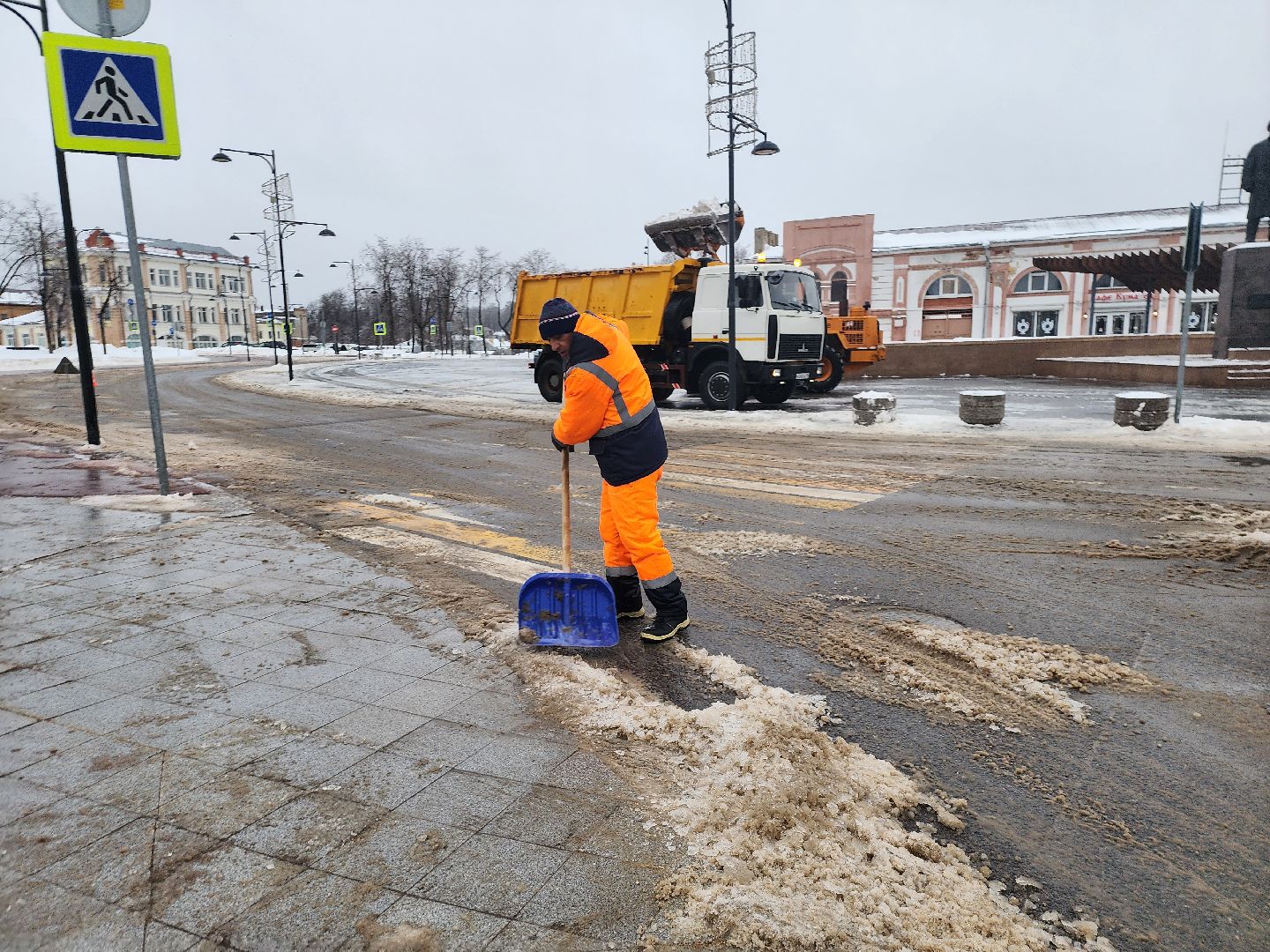 серпухов, подмосковье, площадь ленина, убирают снег,