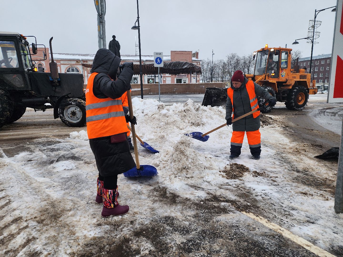 серпухов, подмосковье, площадь ленина, убирают снег,