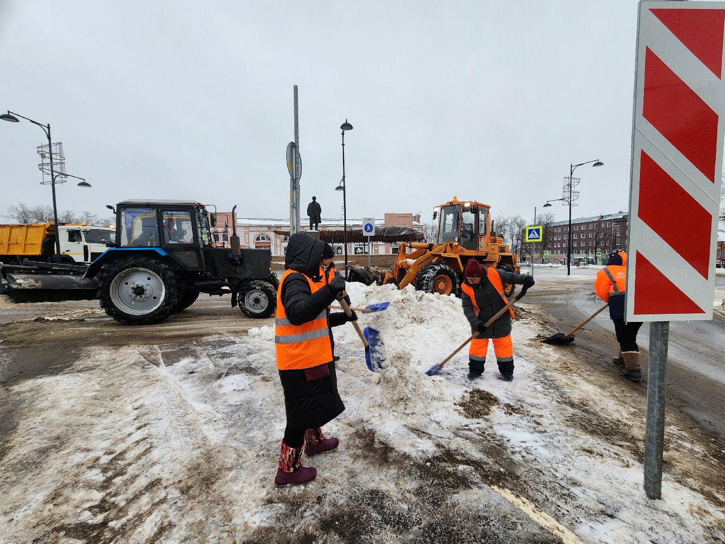серпухов, подмосковье, площадь ленина, убирают снег,