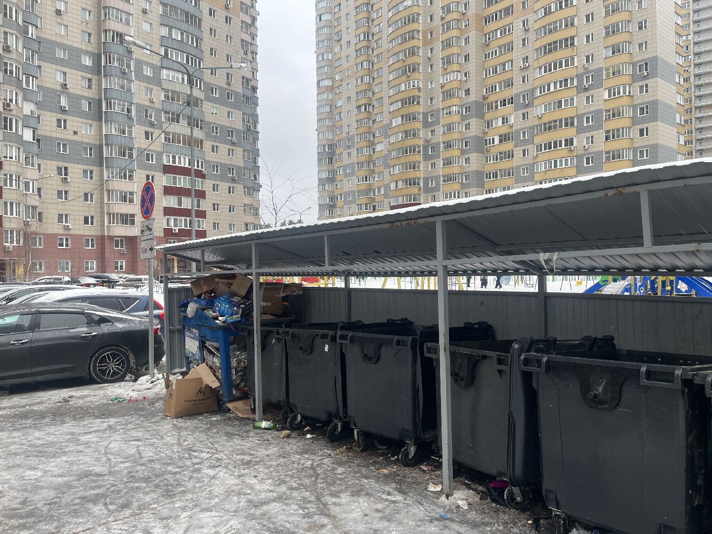 контейнерная площадка, мусорка, парковка, дорожные знаки,