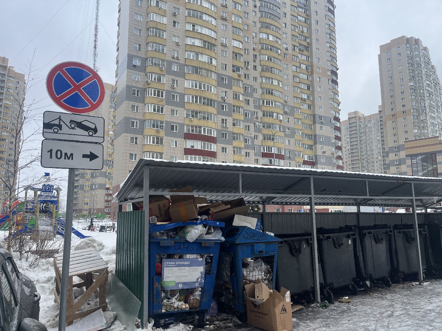 контейнерная площадка, мусорка, парковка, дорожные знаки,