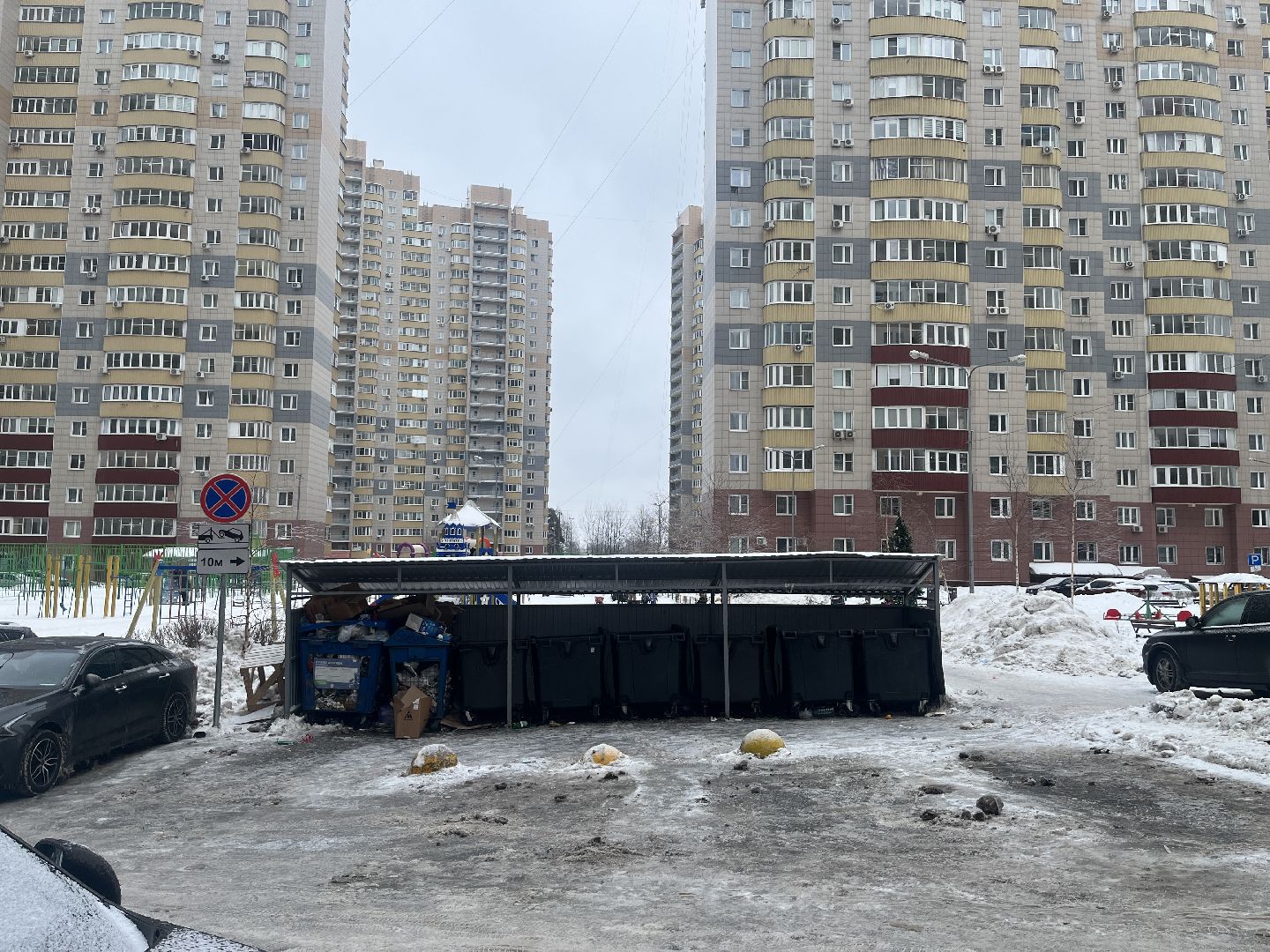 контейнерная площадка, мусорка, парковка, дорожные знаки,