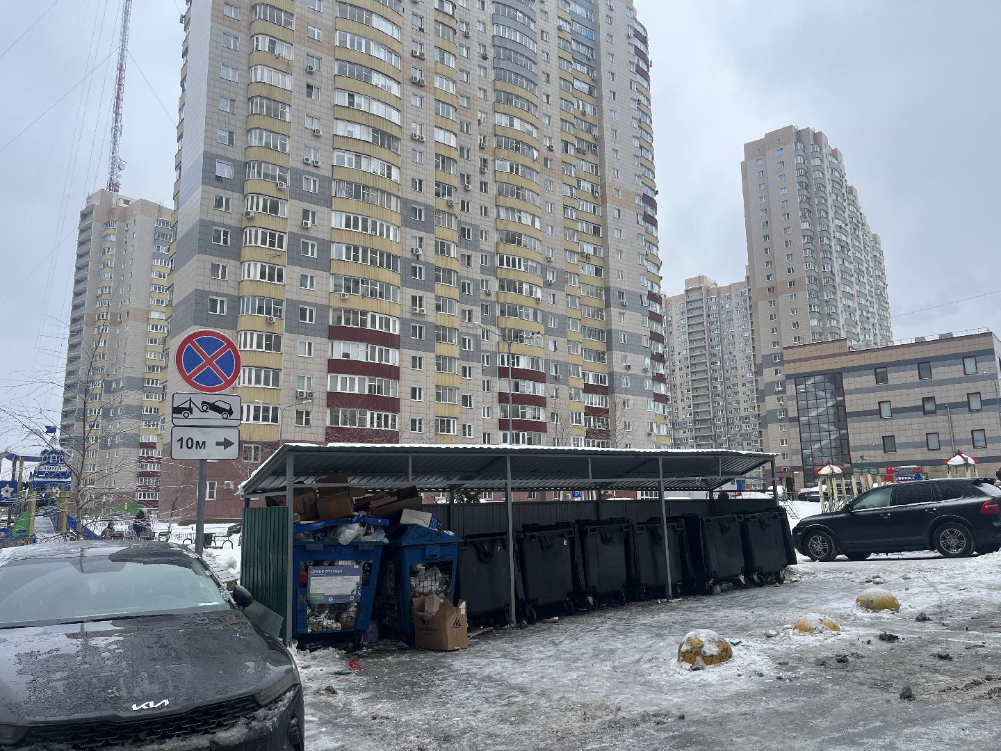 контейнерная площадка, мусорка, парковка, дорожные знаки,