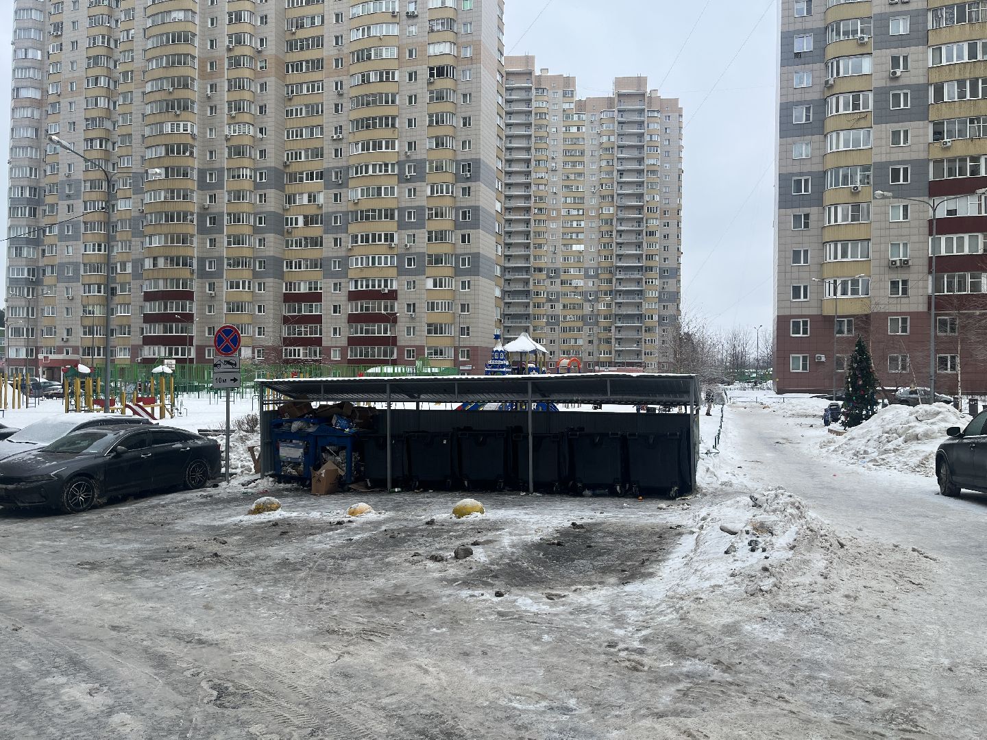 контейнерная площадка, мусорка, парковка, дорожные знаки,