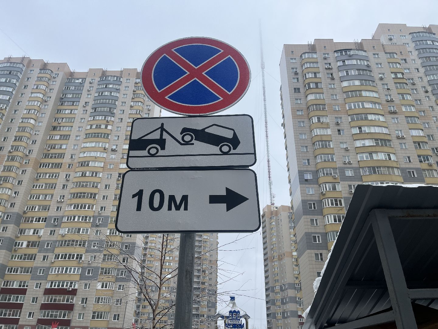 контейнерная площадка, мусорка, парковка, дорожные знаки,