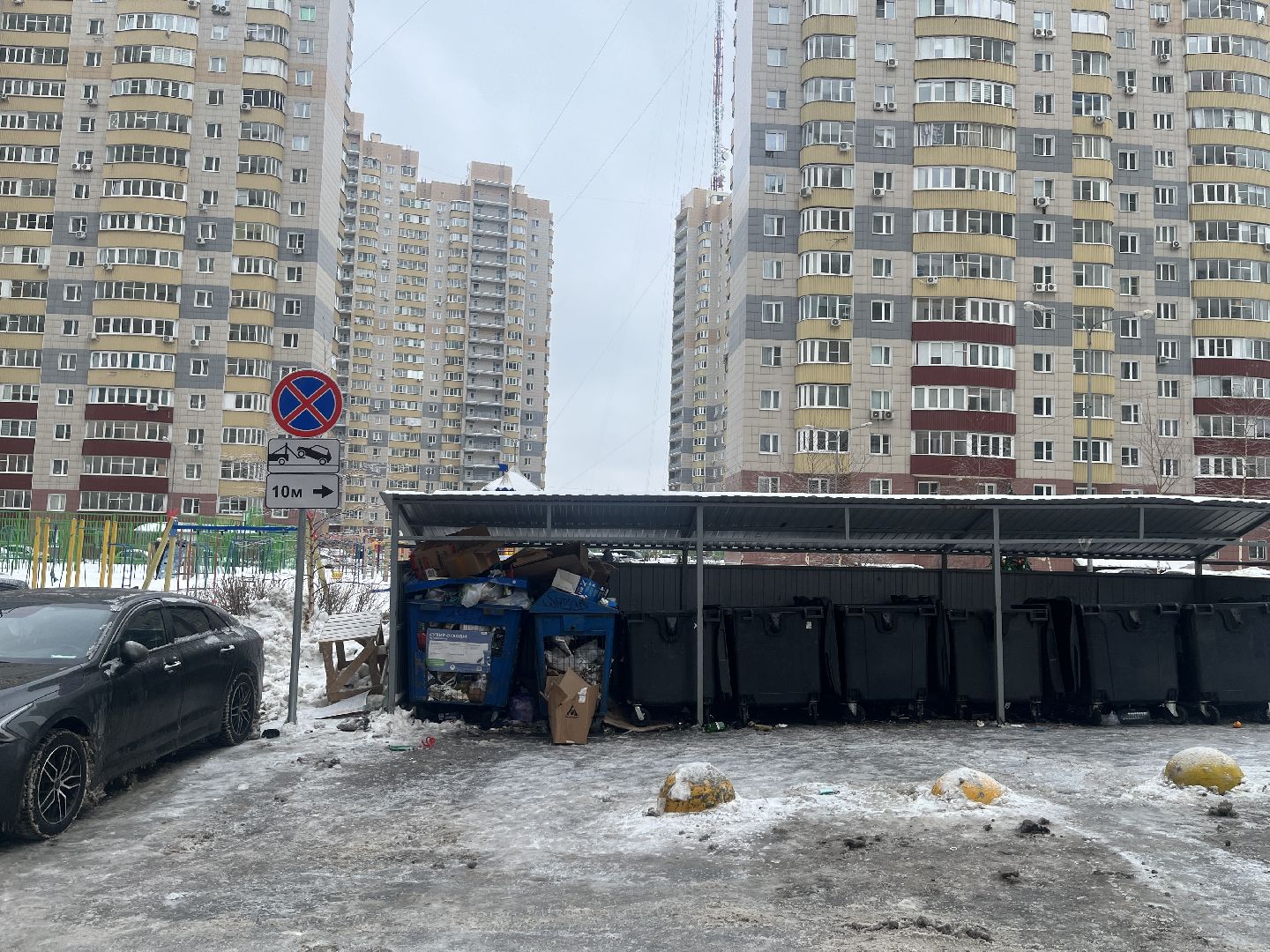 контейнерная площадка, мусорка, парковка, дорожные знаки,