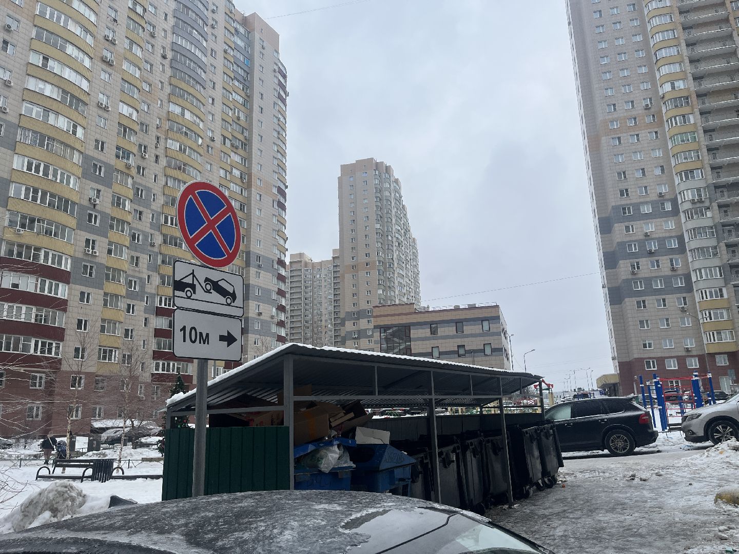 контейнерная площадка, мусорка, парковка, дорожные знаки,