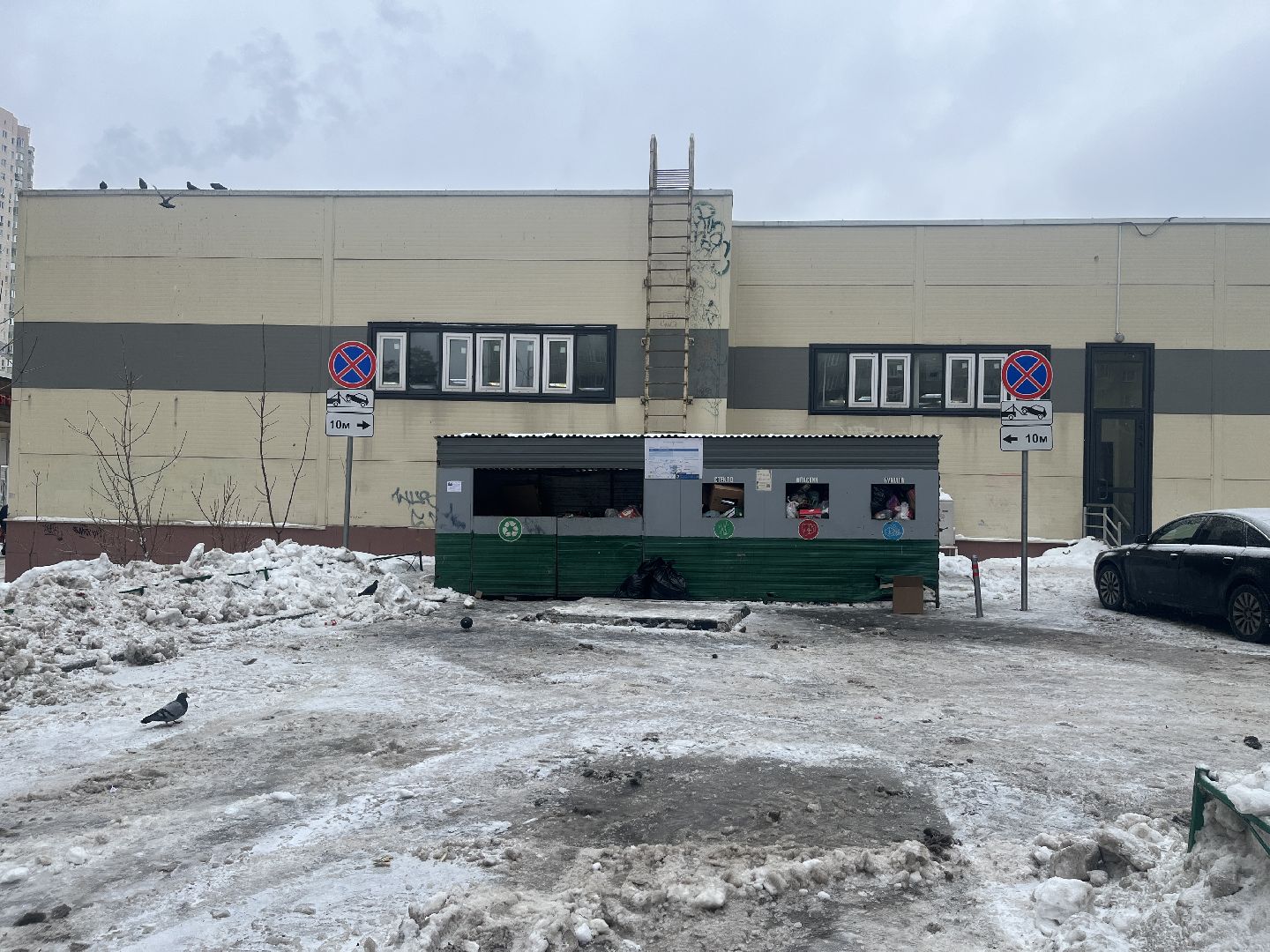 парковка, контейнерная площадка, дорожные знаки, мусорка,