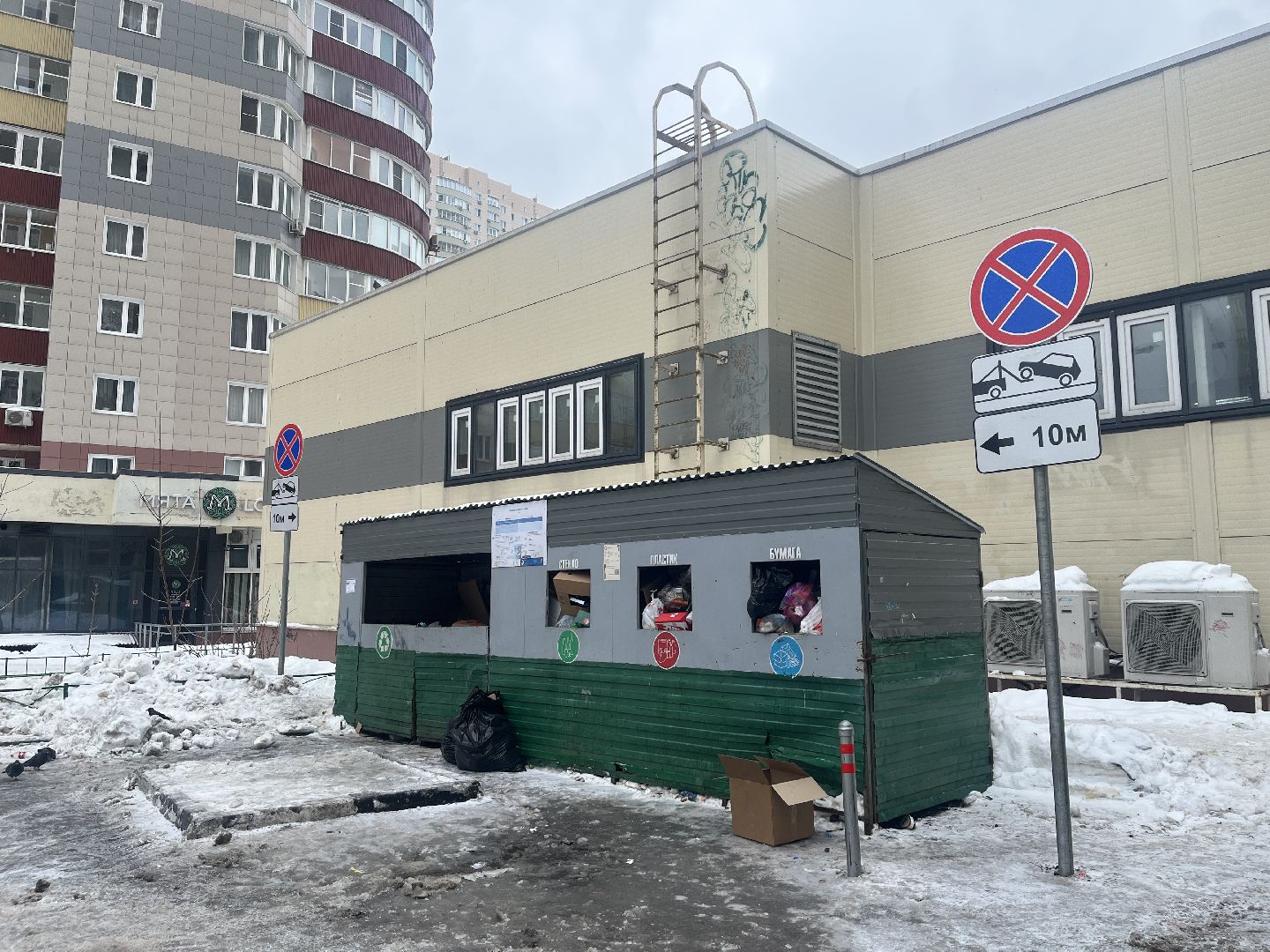 парковка, контейнерная площадка, дорожные знаки, мусорка,