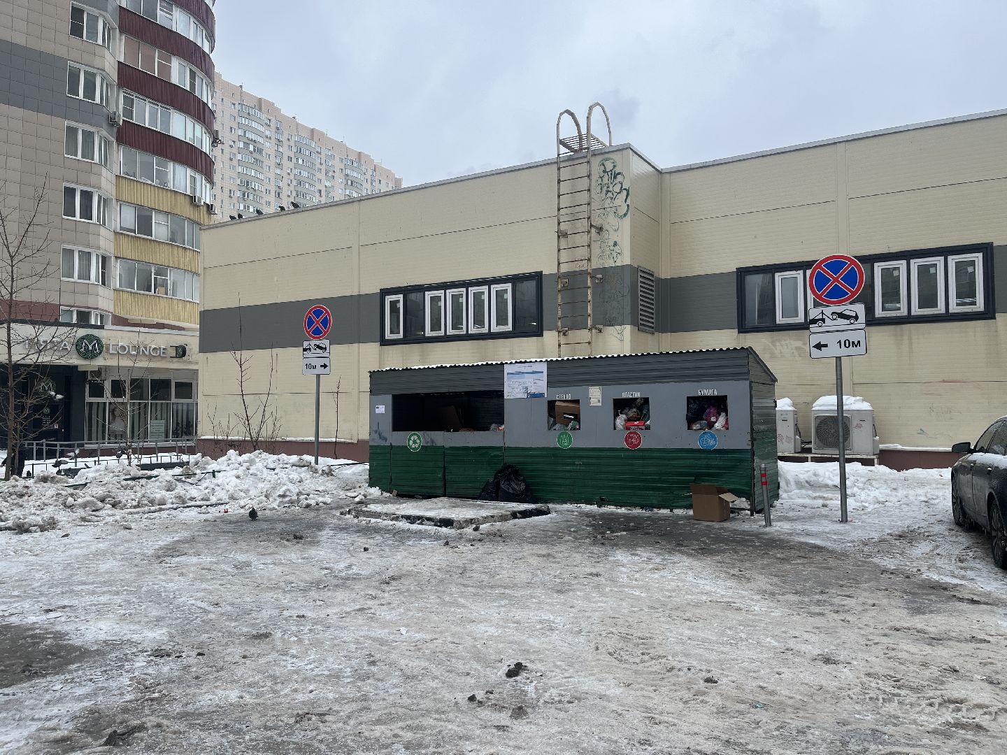 парковка, контейнерная площадка, дорожные знаки, мусорка,