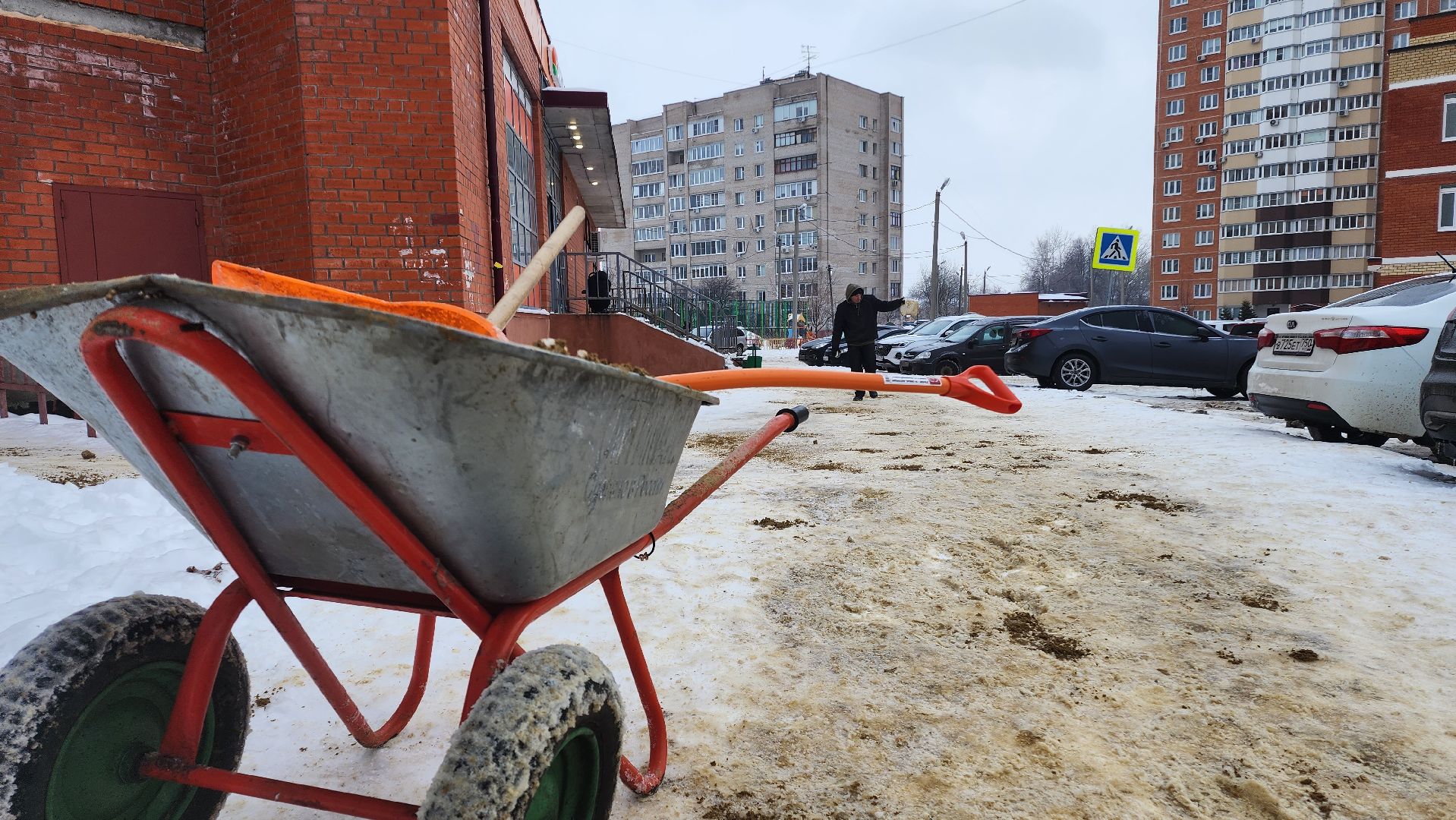 домодедово, Гололедица, обработка дорог, подмосковье, Двор, асфальт, комунальная техника, Коммунальная служба, Дорожная служба, Управляющая компания,