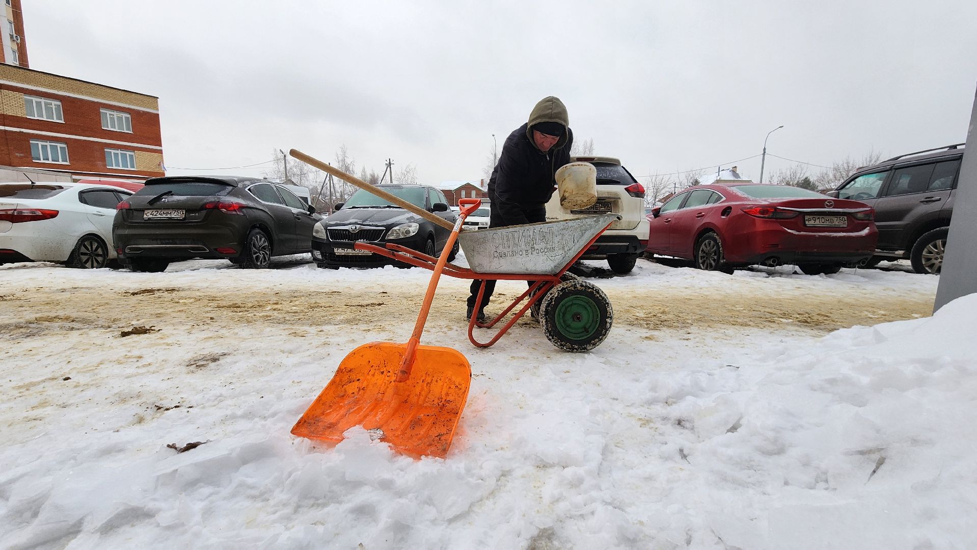 домодедово, Гололедица, обработка дорог, подмосковье, Двор, асфальт, комунальная техника, Коммунальная служба, Дорожная служба, Управляющая компания,