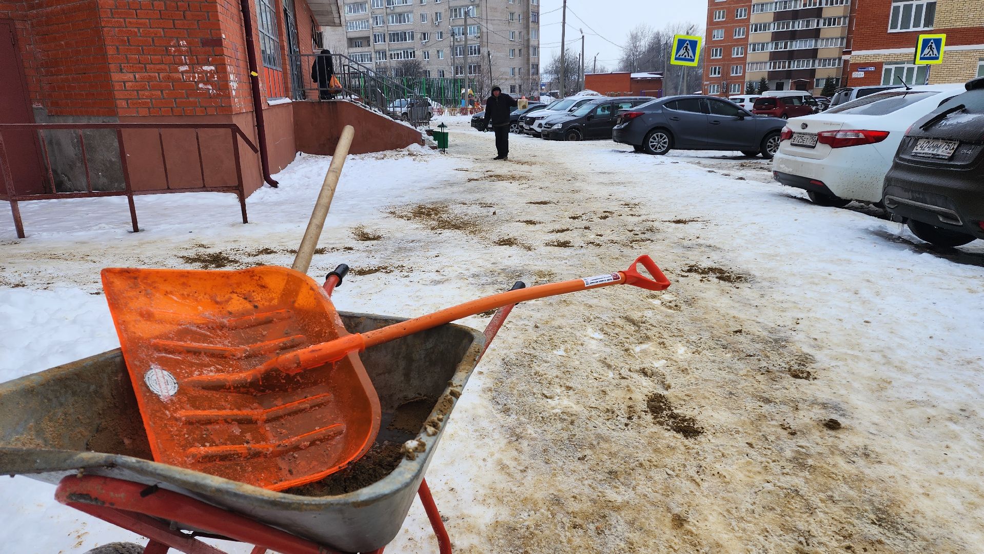 домодедово, Гололедица, обработка дорог, подмосковье, Двор, асфальт, комунальная техника, Коммунальная служба, Дорожная служба, Управляющая компания,