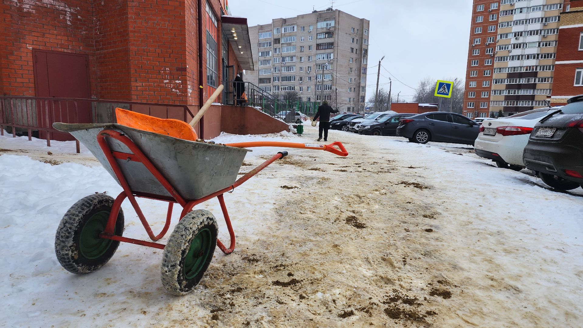 домодедово, Гололедица, обработка дорог, подмосковье, Двор, асфальт, комунальная техника, Коммунальная служба, Дорожная служба, Управляющая компания,