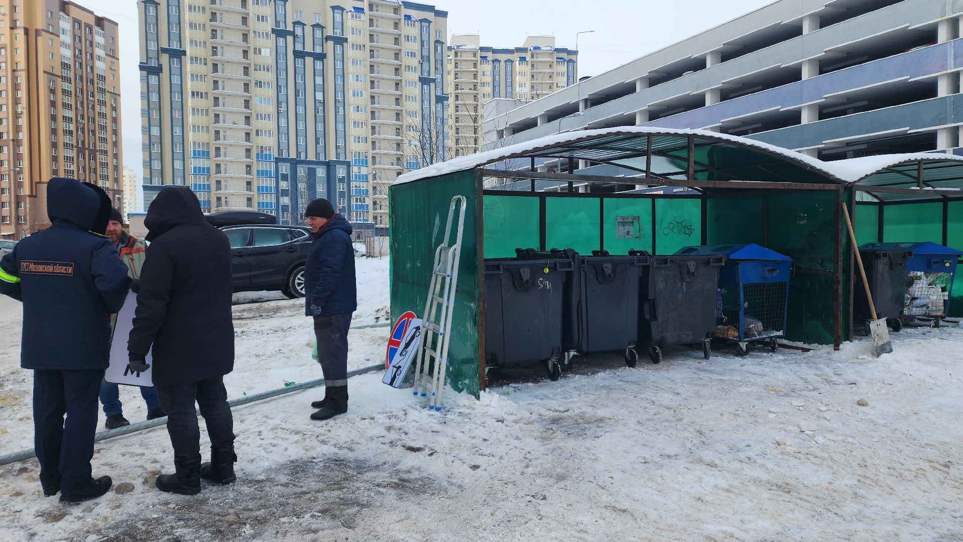 ГУСТ МО, Домодедово, Подмосковье, Запаркованность, Дорожные знаки, Запрещающие знаки, Остановка запрещена, Контейнерная площадка, Вывоз мусора, Дорожная служба, Эвакуация машин, ГИБДД, Штраф, Парковка, Парковка запрещена,