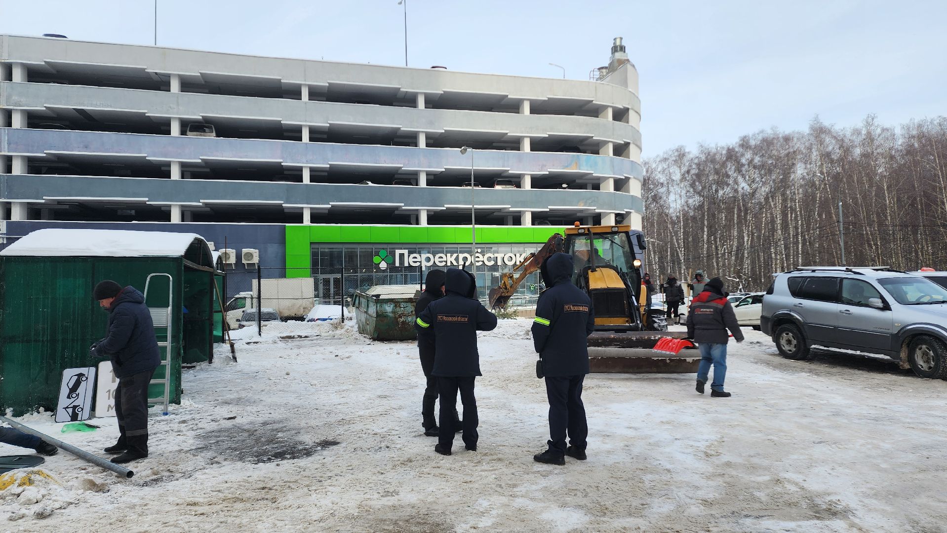 ГУСТ МО, Домодедово, Подмосковье, Запаркованность, Дорожные знаки, Запрещающие знаки, Остановка запрещена, Контейнерная площадка, Вывоз мусора, Дорожная служба, Эвакуация машин, ГИБДД, Штраф, Парковка, Парковка запрещена,