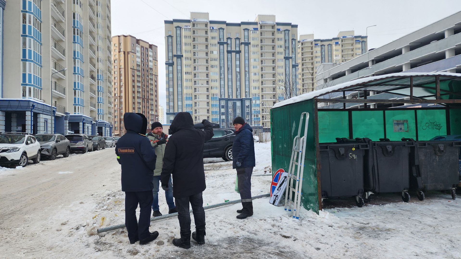 ГУСТ МО, Домодедово, Подмосковье, Запаркованность, Дорожные знаки, Запрещающие знаки, Остановка запрещена, Контейнерная площадка, Вывоз мусора, Дорожная служба, Эвакуация машин, ГИБДД, Штраф, Парковка, Парковка запрещена,