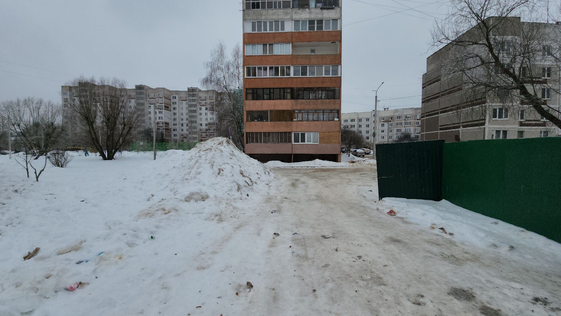 серпухов, улица новая, контейнерная площадка, парковка запрещена, дорожные знаки во дворах,