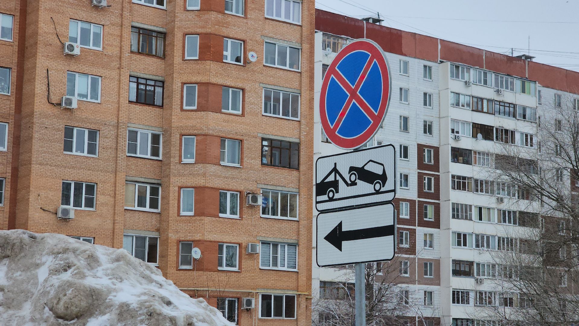 серпухов, улица новая, контейнерная площадка, парковка запрещена, дорожные знаки во дворах,