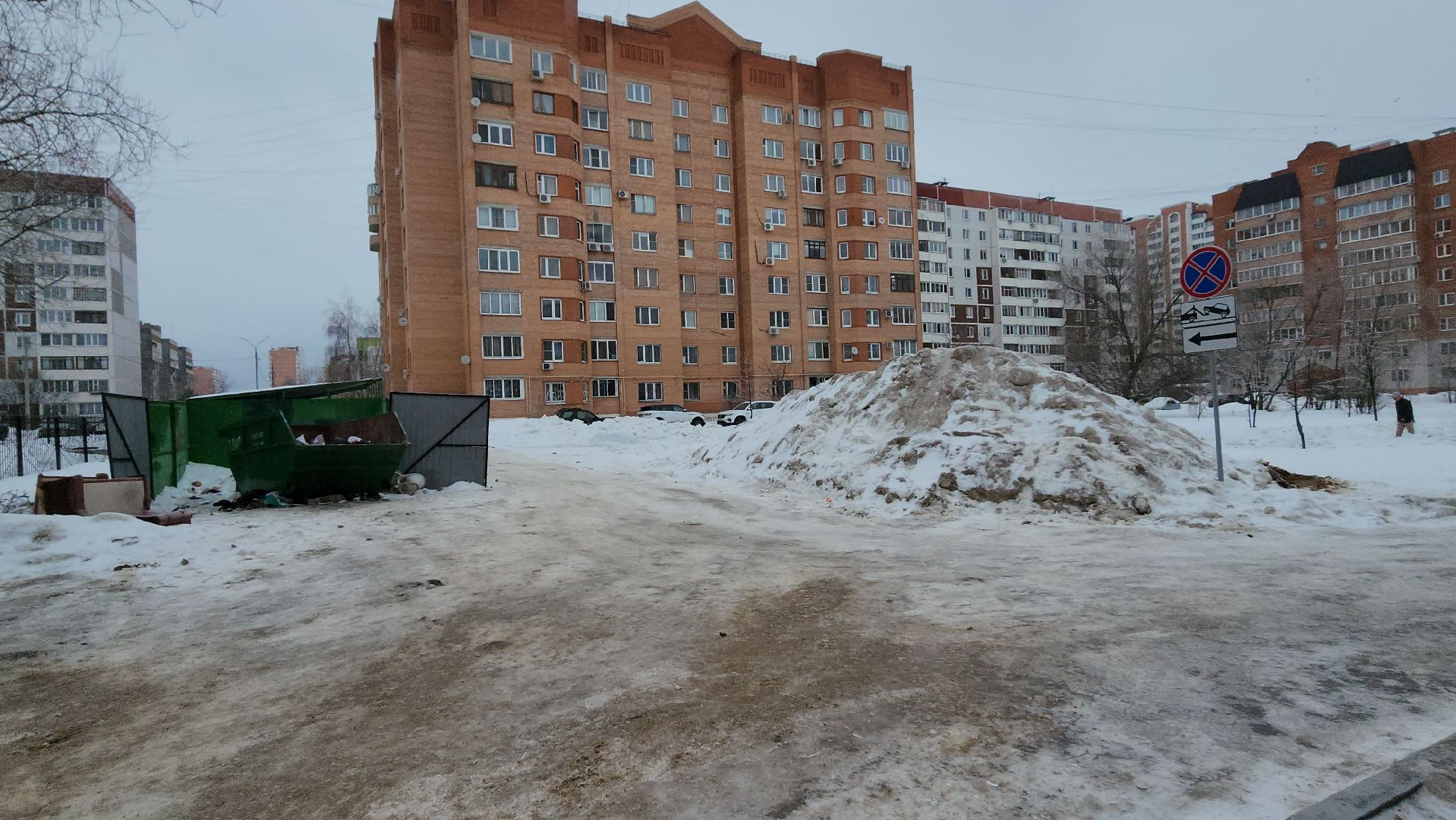 серпухов, улица новая, контейнерная площадка, парковка запрещена, дорожные знаки во дворах,