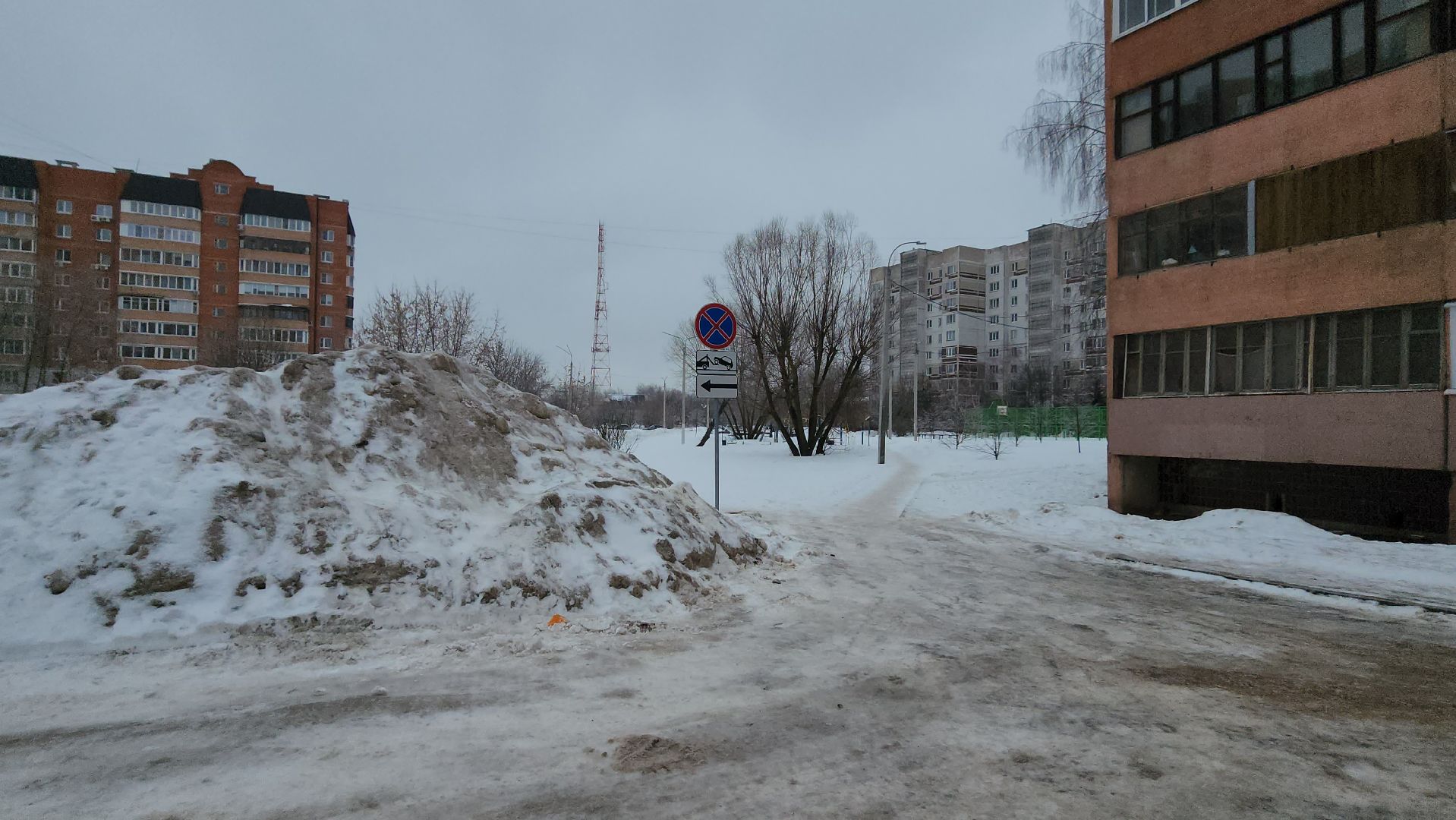 серпухов, улица новая, контейнерная площадка, парковка запрещена, дорожные знаки во дворах,