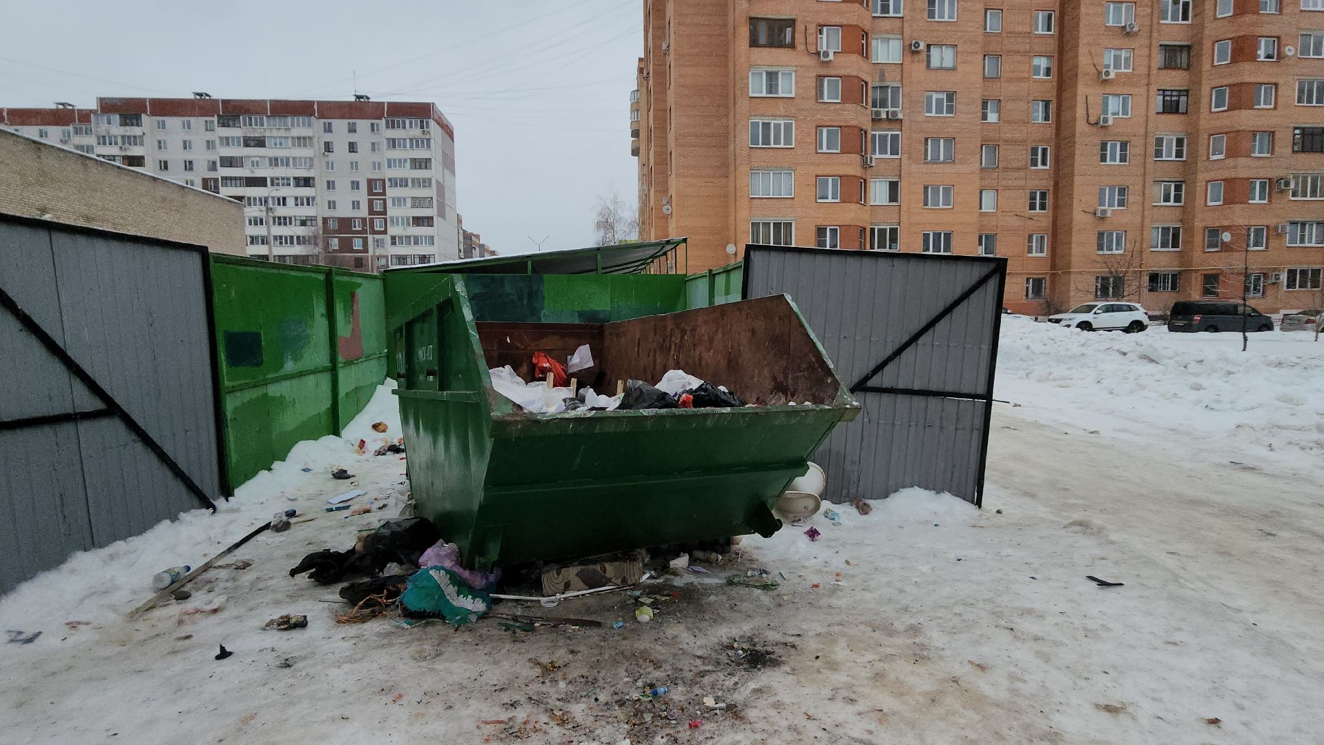 серпухов, улица новая, контейнерная площадка, парковка запрещена, дорожные знаки во дворах,