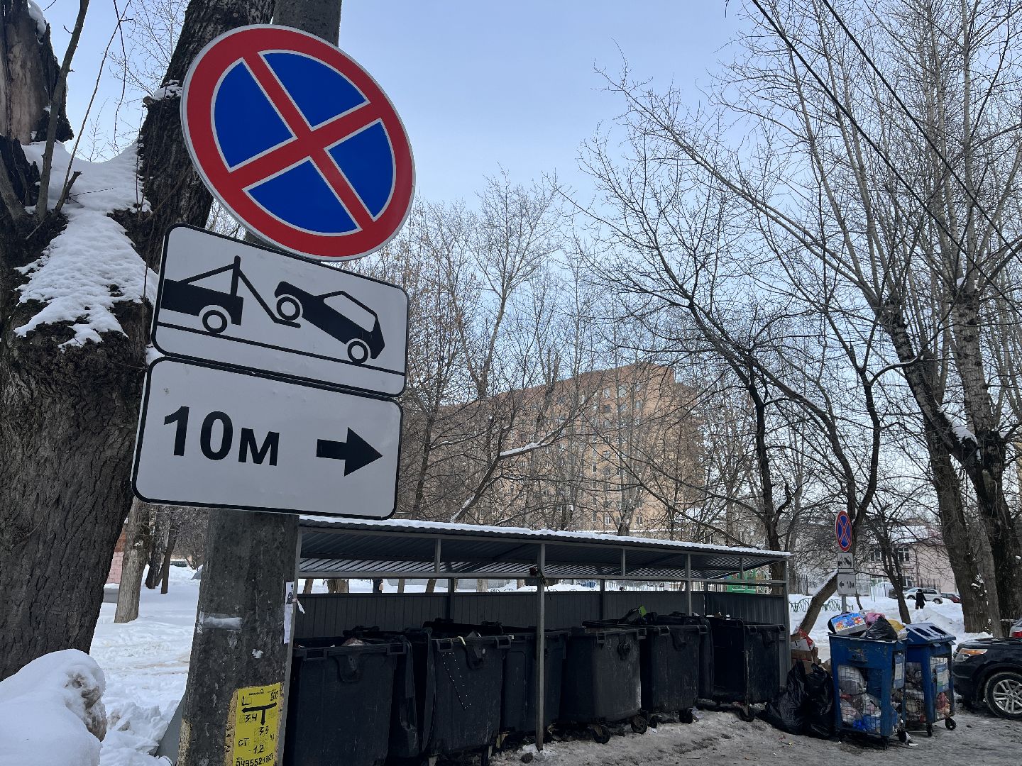 дорожные знаки, контейнерная площадка, мусорка, парковка,