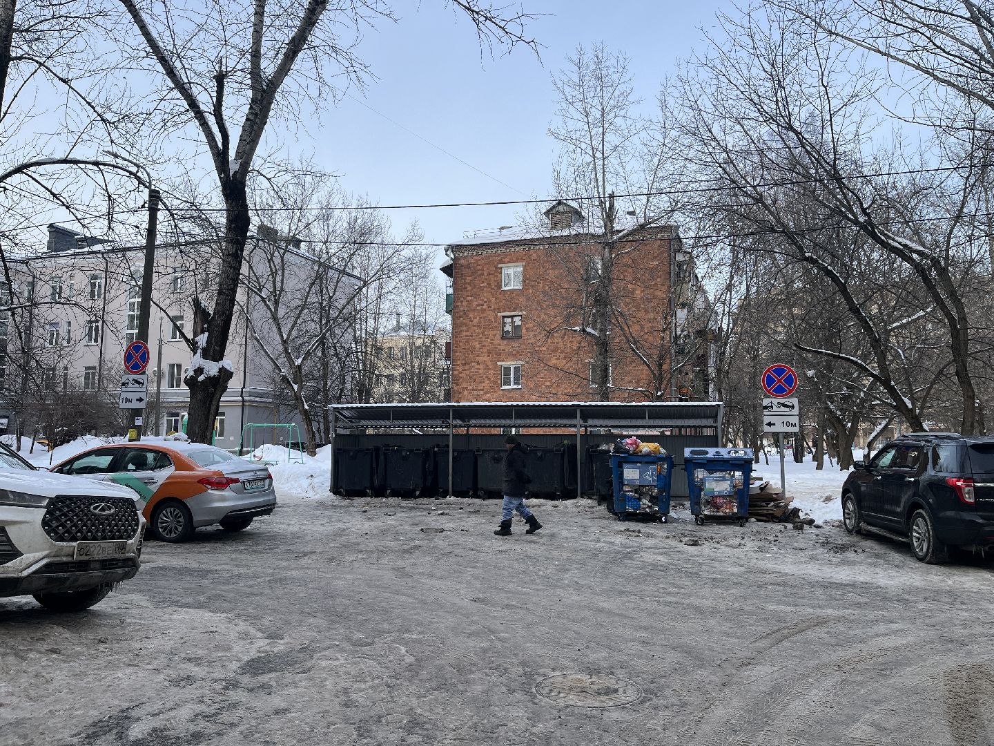 дорожные знаки, контейнерная площадка, мусорка, парковка,