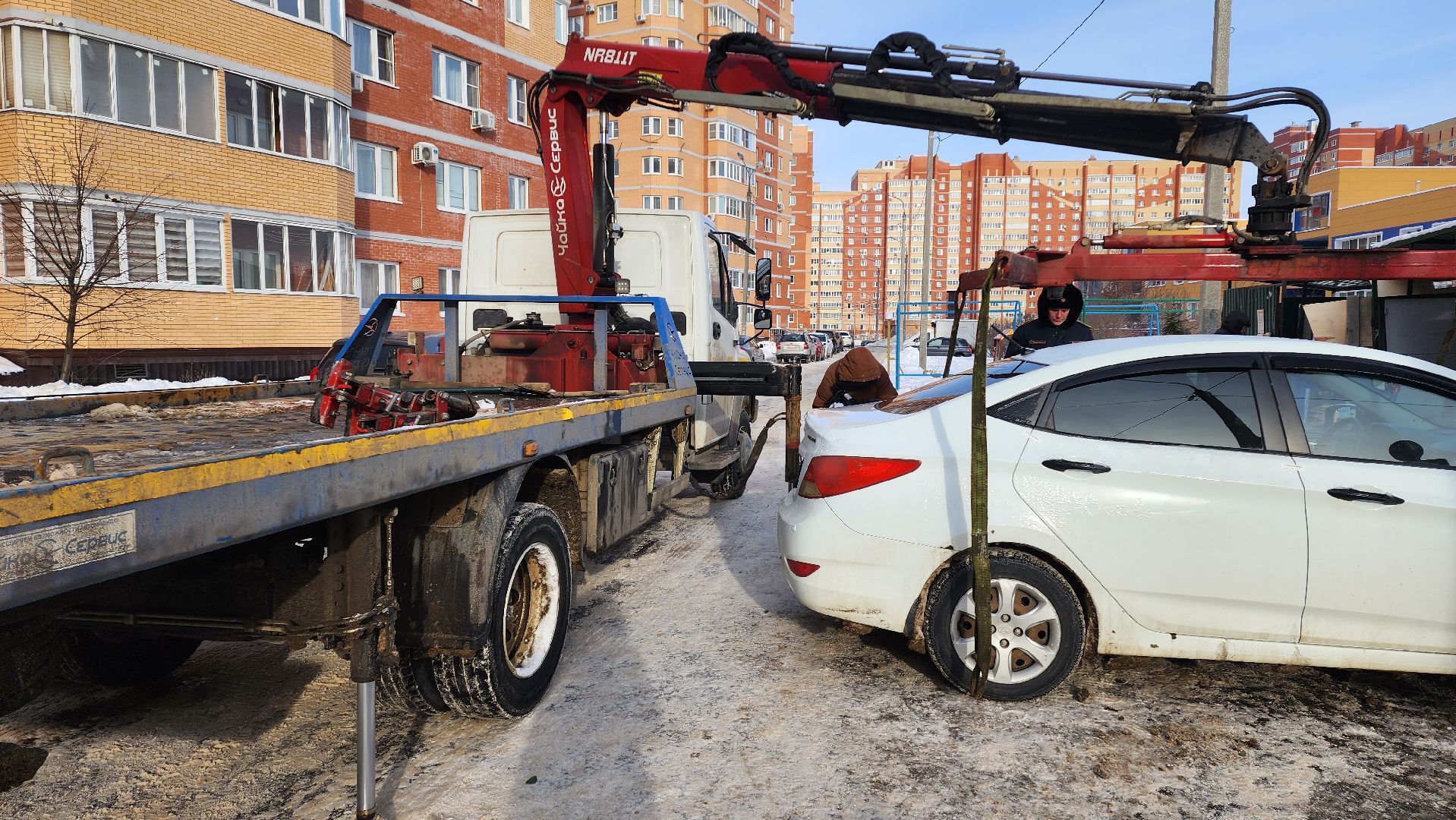 Домодедово, Подмосковье, Дороги, Мусоровоз, Контейнерная площадка, ГУСТ МО, Дорожная служба, Инспектор ГУСТ, эвакуация машин, Штраф, улица Лунная, Запрещающий знак, Эвакуатор, Работает эвакуатор, ЖКХ, Остановка запрещена, Работает эвакуатор,