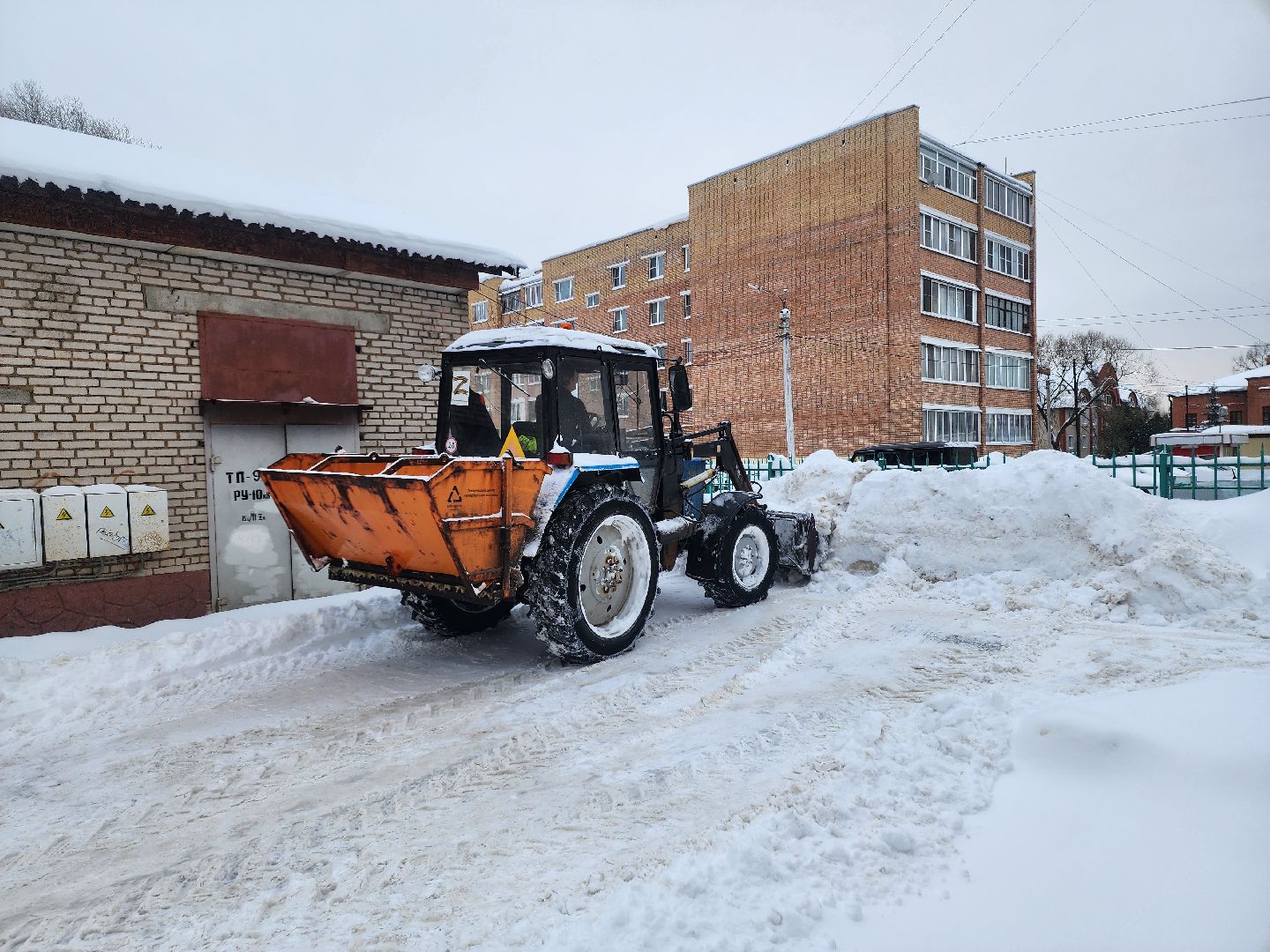 уборка дворов, уборка снега, снегопад, руза, коммунальная техника, коммунальщики, рузский городской округ,