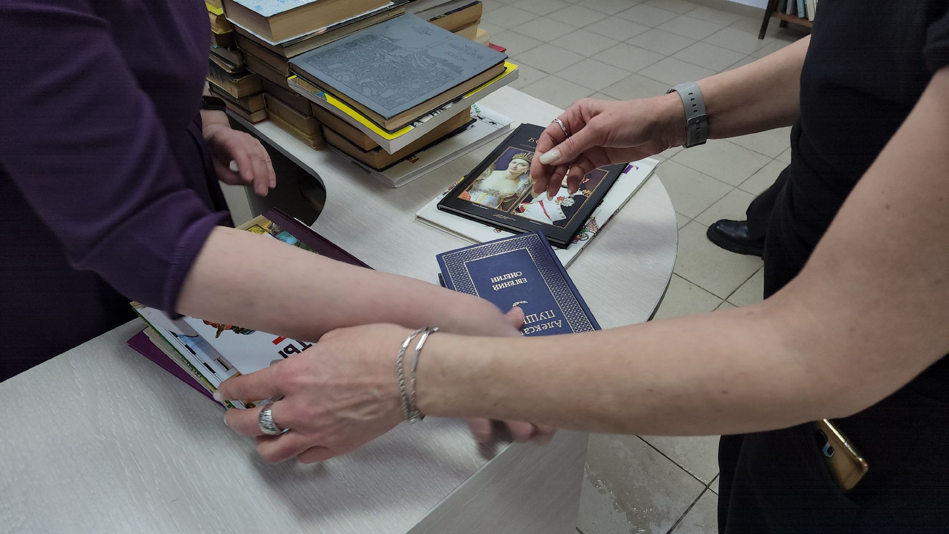 волоколамск, библиотека, студенты, колледж, колледж подмосковье, книги, подарки,