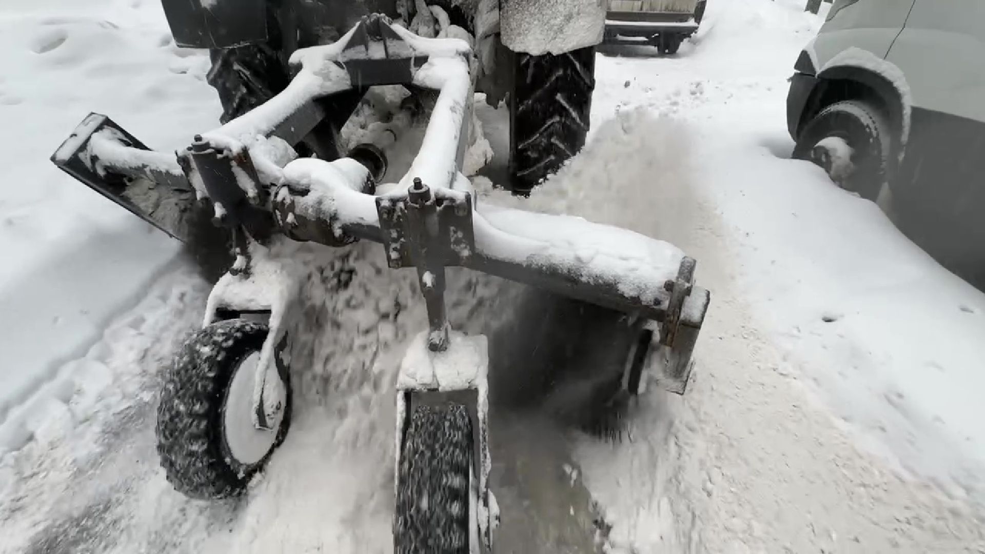 Реутов, уборка снега, трактор, дворники, придомовая территория,ветер,