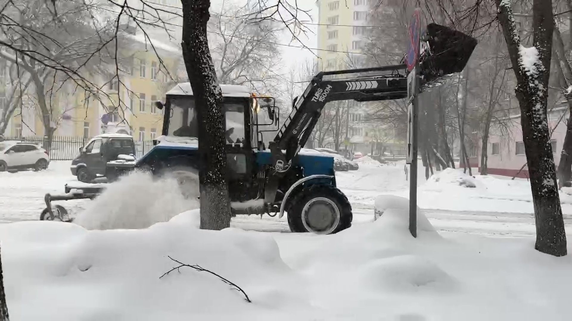 Реутов, уборка снега, трактор, дворники, придомовая территория,ветер,