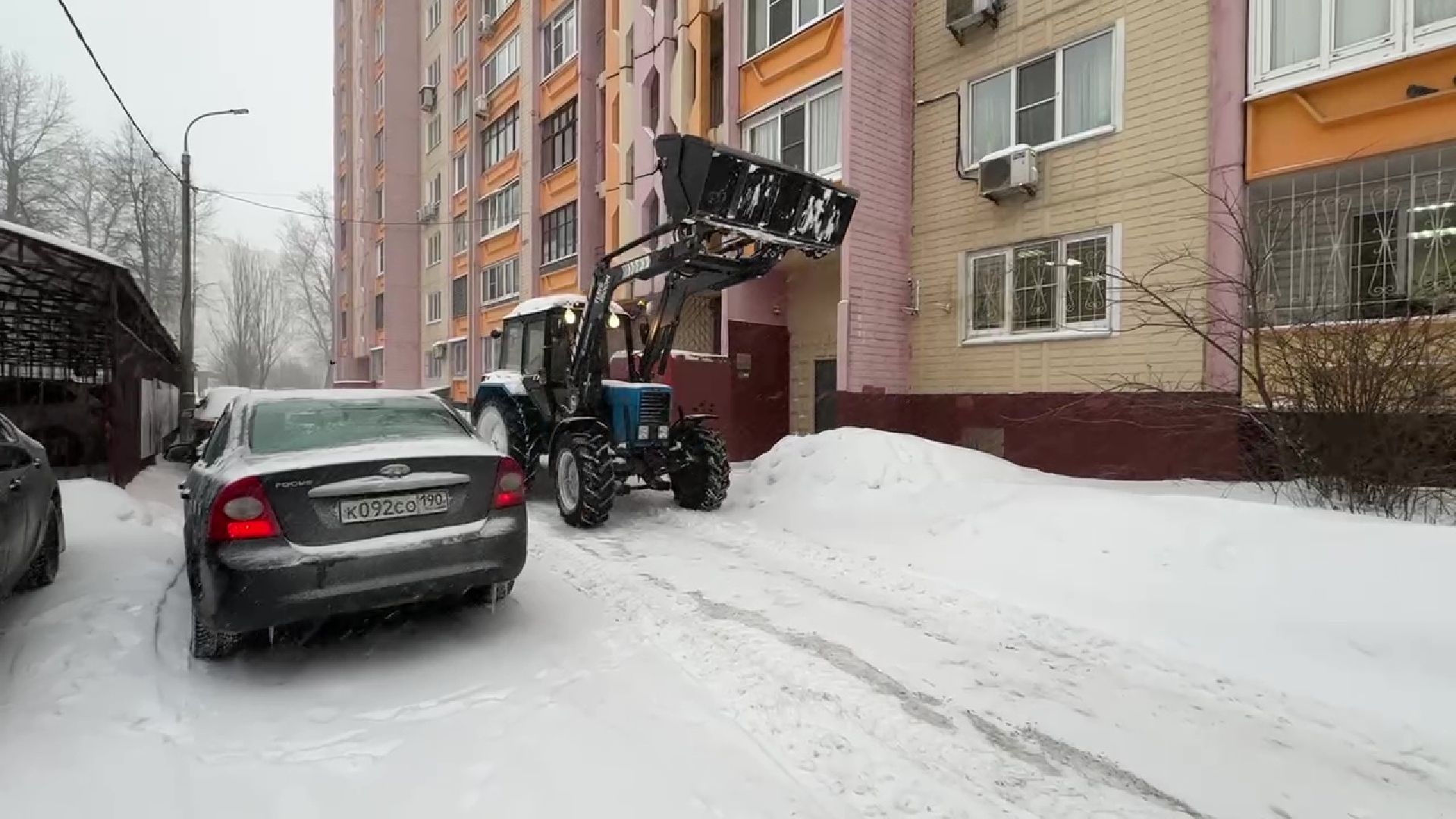 Реутов, уборка снега, трактор, дворники, придомовая территория,ветер,
