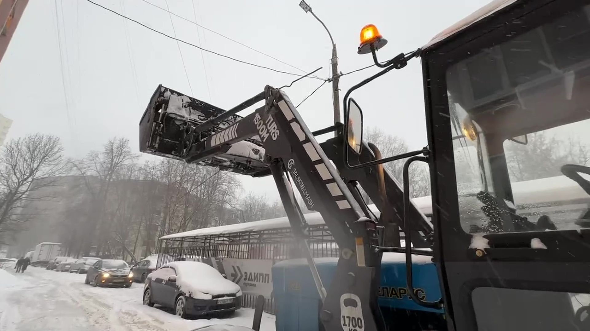 Реутов, уборка снега, трактор, дворники, придомовая территория,ветер,