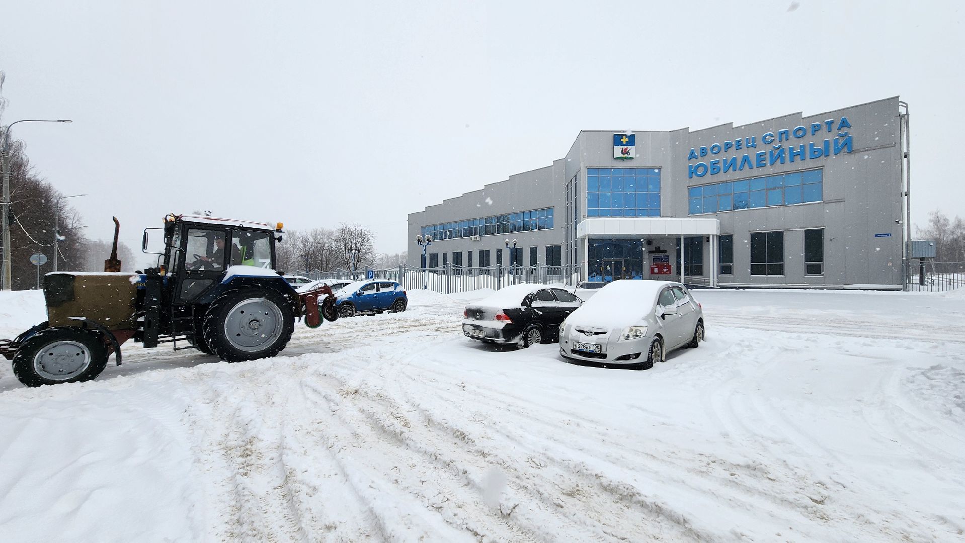 кашира, жкх, уборка снега, снегопад, трактор, ДС Юбилейный, парковка,