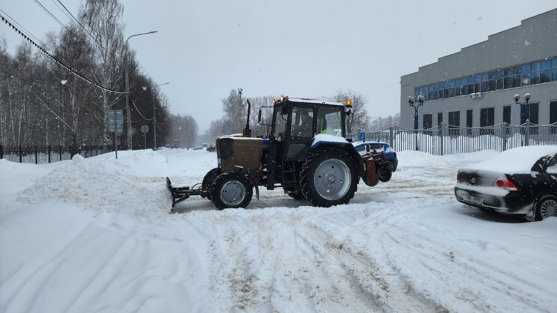 кашира, жкх, уборка снега, снегопад, трактор, ДС Юбилейный, парковка,