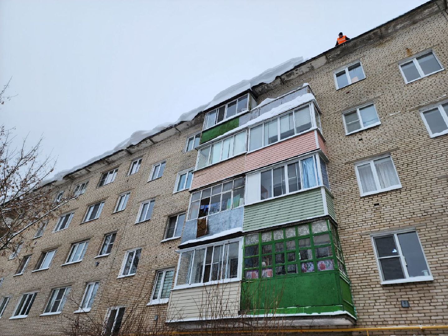 можайск, можайский городской округ, подмосковье, уборка крыш, очистка кровли, коммунальщики, ЖКХ, промышленные альпинисты, безопасность жителей,