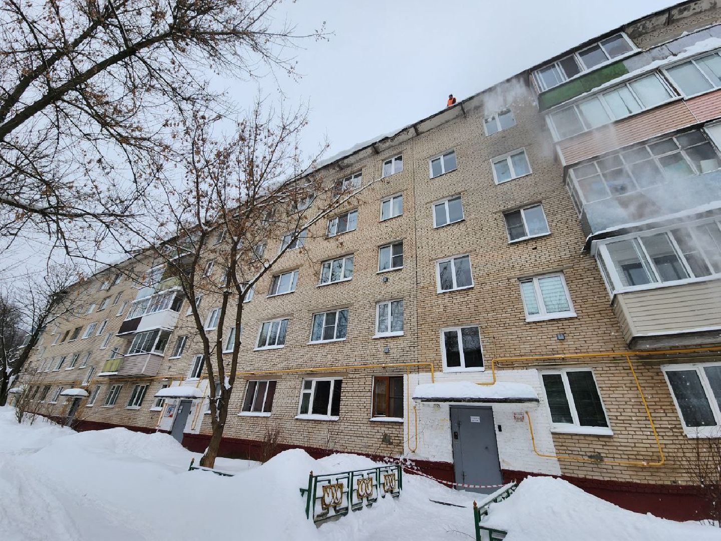 можайск, можайский городской округ, подмосковье, уборка крыш, очистка кровли, коммунальщики, ЖКХ, промышленные альпинисты, безопасность жителей,