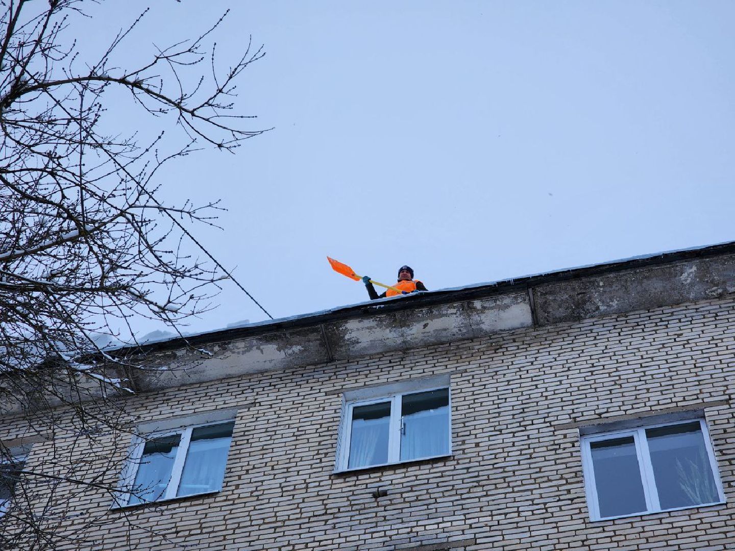 можайск, можайский городской округ, подмосковье, уборка крыш, очистка кровли, коммунальщики, ЖКХ, промышленные альпинисты, безопасность жителей,