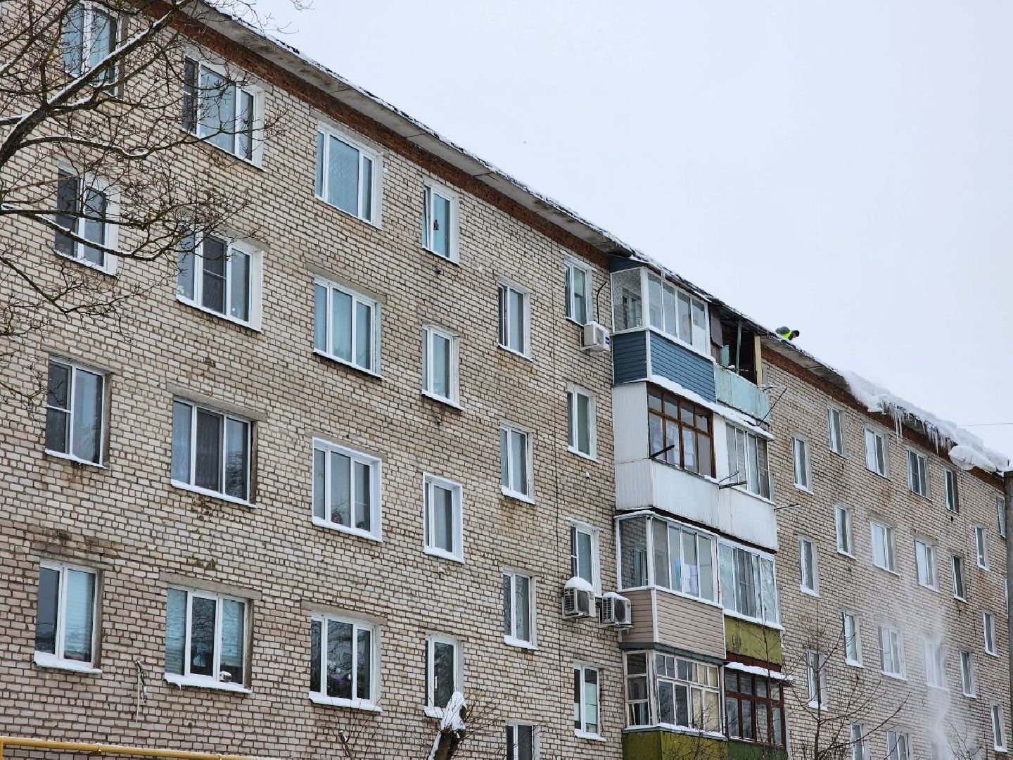 можайск, можайский городской округ, подмосковье, уборка крыш, очистка кровли, коммунальщики, ЖКХ, промышленные альпинисты, безопасность жителей,