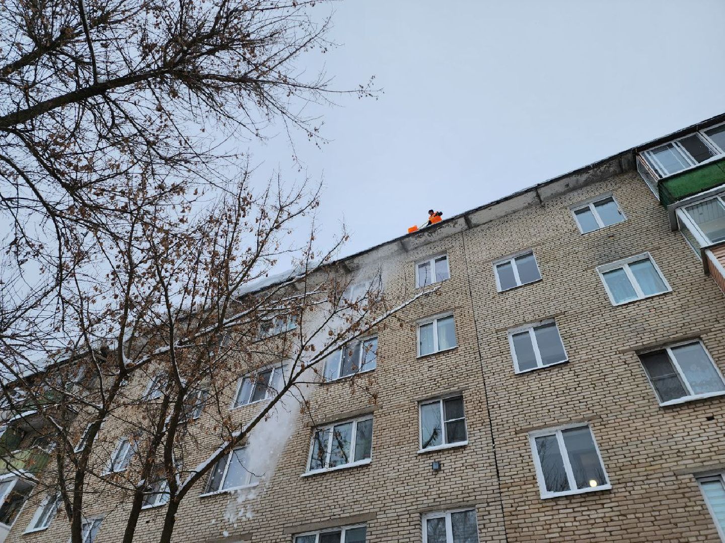 можайск, можайский городской округ, подмосковье, уборка крыш, очистка кровли, коммунальщики, ЖКХ, промышленные альпинисты, безопасность жителей,