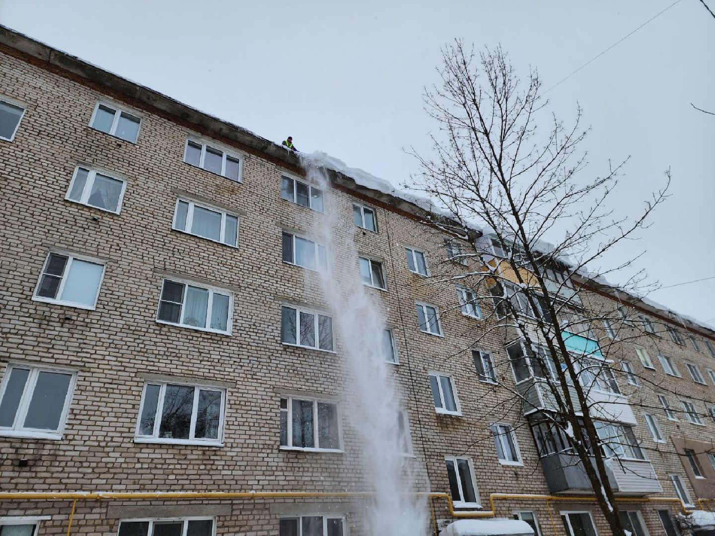 можайск, можайский городской округ, подмосковье, уборка крыш, очистка кровли, коммунальщики, ЖКХ, промышленные альпинисты, безопасность жителей,