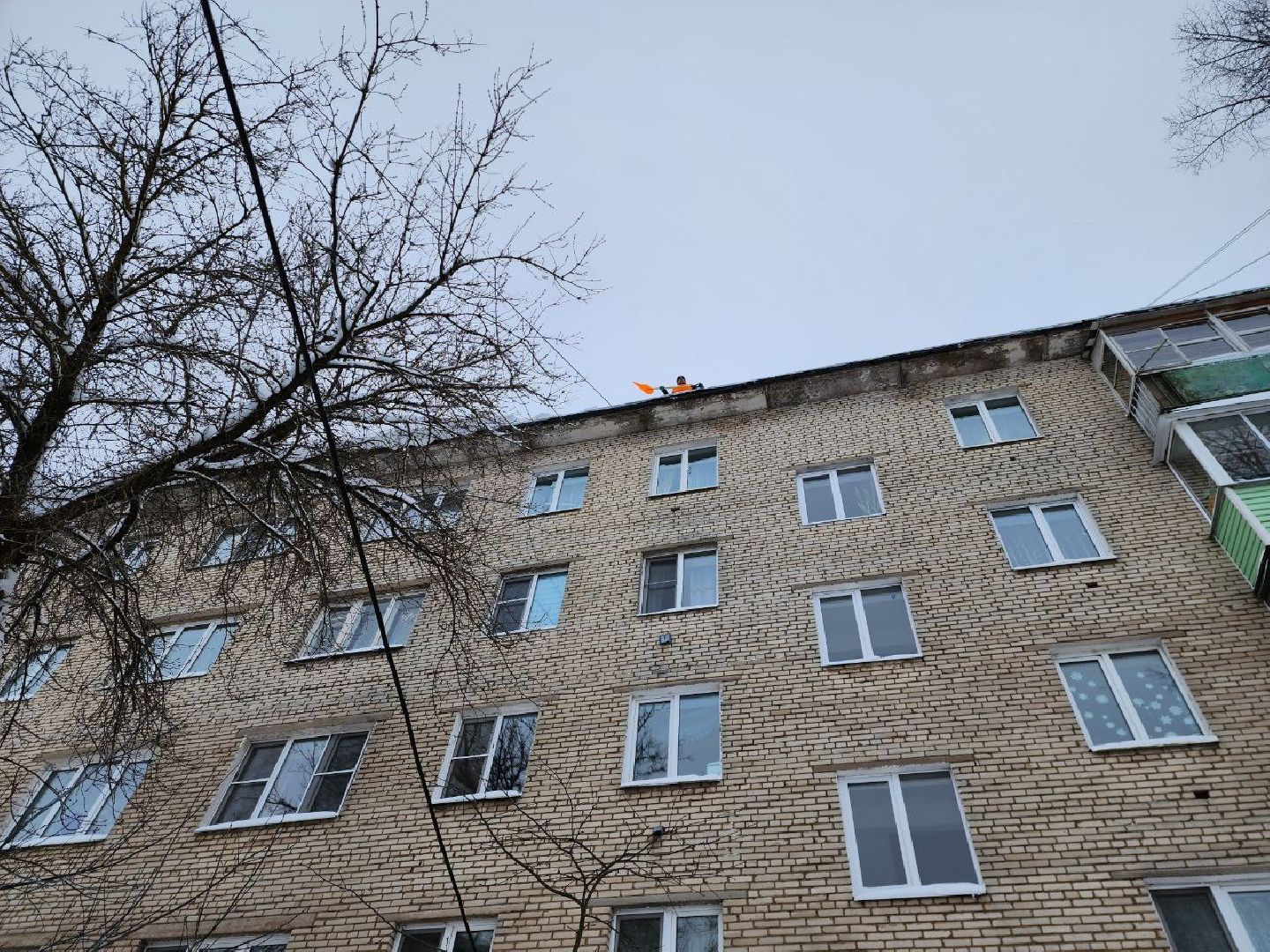 можайск, можайский городской округ, подмосковье, уборка крыш, очистка кровли, коммунальщики, ЖКХ, промышленные альпинисты, безопасность жителей,