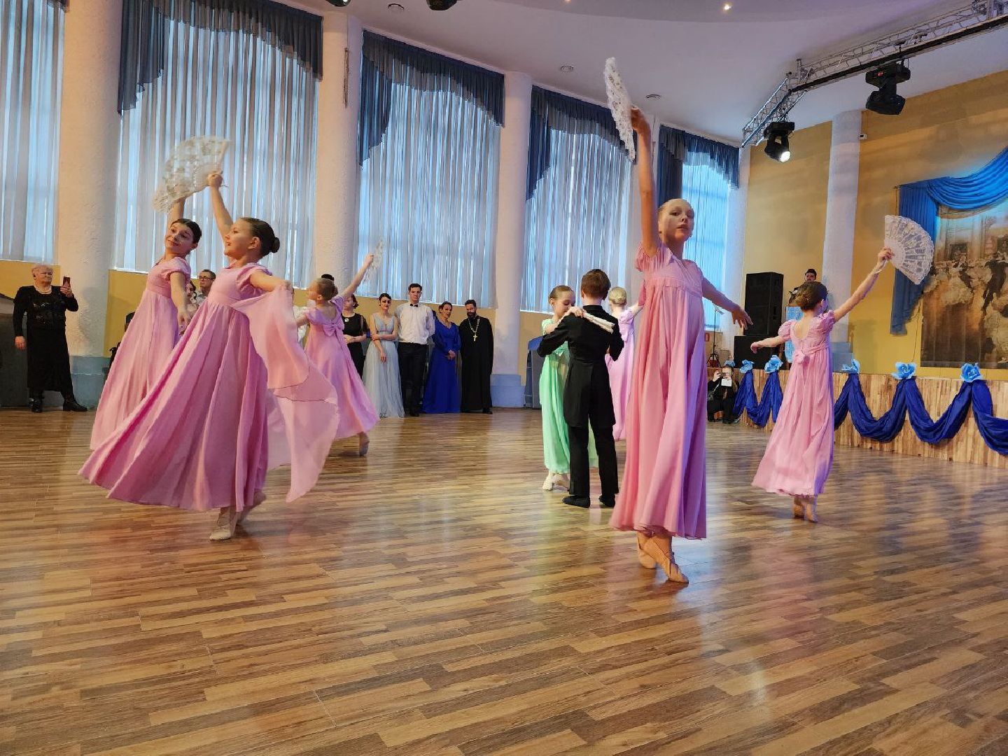можайск, можайский городской округ, подмосковье, сретенский бал, традиции, культура, вальс, всемирный день молодежи, православная молодежь, танцы,